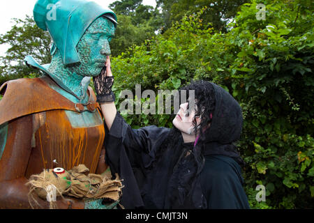 Le Lancashire, Royaume-Uni. Samedi, 18 août 2012. Près de la Sarcelle Luci memorial statue d'Alice Nutter à la grande sorcière d'orge de l'événement, dans le quartier de Pendle, dans le Lancashire, Angleterre. Tentative de record mondial Guinness officiel sur "le plus grand rassemblement de gens habillés comme des sorcières le samedi 18 août, 2012 Collecte de fonds pour Pendleside Hospice à l'occasion du 400e anniversaire de la procès des sorcières de Pendle. Banque D'Images