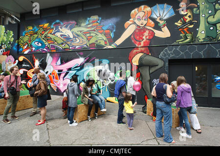 Bristol, Royaume-Uni. 18 août 2012. Les visiteurs du festival d'art de la rue See No Evil sont photographiés dans la rue Nelson comme une vue d'art qui a été peinte à l'extérieur des bâtiments de la rue Nelson et autour. Ne voyez pas le mal comme une collection d'œuvres d'art qui a été créé par de multiples graffitis et artistes de rue Banque D'Images