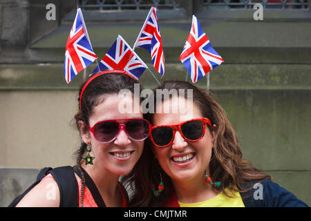 18 août 2012 Noemi Honoz et Raquel Sanchez, deux filles espagnoles, en vacances à Édimbourg, la visite de l'Edinburgh Fringe Festival, portant des bandes de cheveux avec l'Union Jack drapeaux à ce sujet. Photo taken in High Street, Royal Mile, Édimbourg, Écosse, Royaume-Uni Banque D'Images