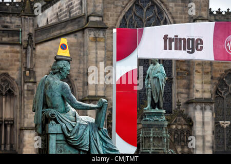 18 août 2012 Statue de David Hume, philosophe écossais du 18ème siècle, Économiste, historien et essayiste, par Alexander Stoddard, l'extérieur de la Haute Cour, Royal Mile, Édimbourg, avec un 'non' parking cône sur la tête.C'est à l'entrée de l'Edinburgh Fringe spectacles de rue. La cathédrale St Giles est en arrière-plan. Banque D'Images