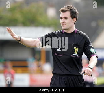 18.08.2012 Alloa, en Écosse. Arbitre Don Robertson en action au cours de la Scottish Football League Division 3 match entre Peterhead Clyde et de terrain de jeux. Banque D'Images