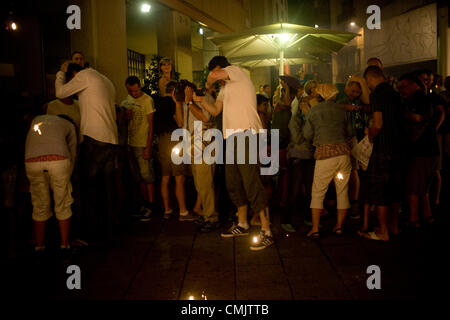 Barcelone, Catalogne, Espagne. 18 août, 2012. Protéger les téléspectateurs les charbons durant la célébration de Sant Roc Festival dans le quartier gothique de Barcelone. 'Correfocs' (Runfires) sont une ancienne coutume traditionnelle catalane et où les gens habillés en démons sauter des pétards et des fusées éclairantes. Banque D'Images