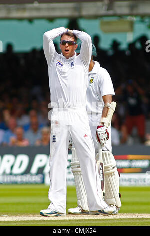 19/08/2012 Londres, Angleterre. L'Angleterre Graeme Swann réagit après un arrêt des prises a diminué son bowling pendant le troisième test-match Investec international cricket entre l'Angleterre et l'Afrique, a joué au Lords Cricket Ground : crédit obligatoire : Mitchell Gunn Banque D'Images