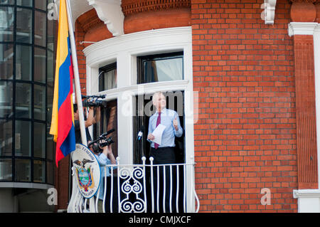 Londres, Royaume-Uni. 19/08/12. Julian Assange aborde les médias du monde entier, les partisans et les contestataires du rez-de-chaussée balcon de l'ambassade d'Equateur. Banque D'Images