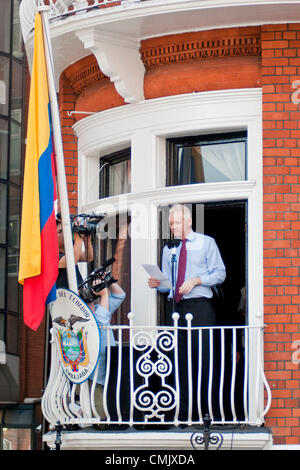 Londres, Royaume-Uni. 19/08/12. Julian Assange aborde les médias du monde entier, les partisans et les contestataires du rez-de-chaussée balcon de l'ambassade d'Equateur. Banque D'Images