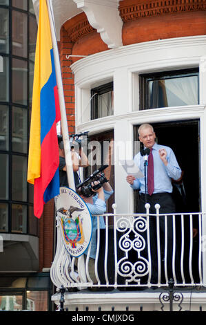 Londres, Royaume-Uni. 19/08/12. Julian Assange aborde les médias du monde entier, les partisans et les contestataires du rez-de-chaussée balcon de l'ambassade d'Equateur. Banque D'Images