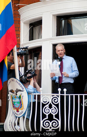 Londres, Royaume-Uni. 19/08/12. Julian Assange aborde les médias du monde entier, les partisans et les contestataires du rez-de-chaussée balcon de l'ambassade d'Equateur. Banque D'Images