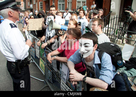 19 août 2012. London UK. Les partisans de Julian Assange à l'extérieur de l'ambassade de l'Équateur le jour où M. Assange fait sa première déclaration publique depuis son entrée dans l'ambassade de l'Equateur le 19 juin 2012 Banque D'Images