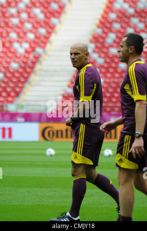 27.06.2012 Varsovie, Pologne. Howard Webb. Formation des fonctionnaires/arbitre avant le championnat européen de demi-finale entre l'Allemagne et l'Italie du Stade national. Banque D'Images