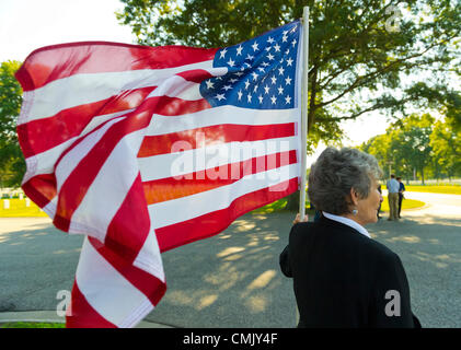 18 août 2012 - Farmingdale, New York, États-Unis : ELIZABETH SCHMANSKI, membre de la Garde côtière canadienne Patriot Riders, est l'un des centaines de personnes qui assistent aux funérailles du Caporal Marine Greg Buckley Jr, 21 - l'Oceanside native tué en Afghanistan 9 jours plus tôt - à Long Island National Cemetery. Banque D'Images