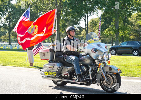 18 août 2012 - Farmingdale, New York, États-Unis : Membre de la Garde côtière canadienne Patriot Riders riding avec pavillon de Corps des Marines des États-Unis, est l'un de plusieurs dizaines d'arriver sur les motocyclettes à assister aux funérailles du Caporal Marine Greg Buckley Jr, 21 - l'Oceanside native tué en Afghanistan 9 jours plus tôt - à Long Island National Cemetery. Banque D'Images