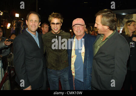 Les images d'ARCHIVES : 20 août 2012. Directeur film Top Gun Tony Scott a s'est tué en sautant d'un pont à Los Angeles, selon une enquête aux États-Unis. Image prise : 19 Novembre, 2001 ; Los Angeles, CA, USA ; Le Producteur MARC ABRAHAM, l'Acteur BRAD PITT, Réalisateur Tony SCOTT & Producteur DOUG WICK @ l La première de "espion Jeu.' Banque D'Images