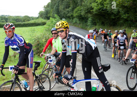 Bradley Wiggins, récent vainqueur du Tour de France et médaillée d'or aux Jeux Olympiques, arrivant à Wray dans le Lancashire, Royaume-Uni, sur son premier tour avec Brad sportive dans l'aide de la Fondation Bradley Wiggins le dimanche 19 août 2012. Banque D'Images