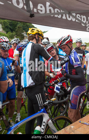 Bradley Wiggins, récent vainqueur du Tour de France et médaillée d'or aux Jeux Olympiques, signes riders vestes à Wray dans le Lancashire, Royaume-Uni, sur son premier tour avec Brad sportive dans l'aide de la Fondation Bradley Wiggins le dimanche 19 août 2012. Banque D'Images