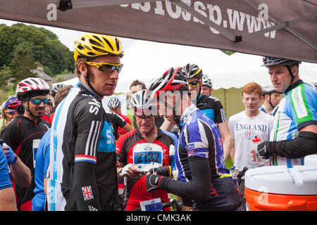 Bradley Wiggins, récent vainqueur du Tour de France et médaillée d'or aux Jeux Olympiques, à Wray dans le Lancashire, Royaume-Uni, sur son premier tour avec Brad sportive dans l'aide de la Fondation Bradley Wiggins le dimanche 19 août 2012. Banque D'Images