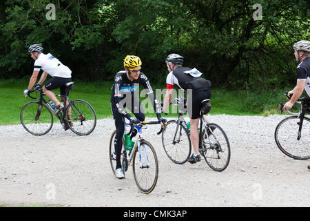 Bradley Wiggins, récent vainqueur du Tour de France et médaillée d'or aux Jeux Olympiques, laissant Wray dans le Lancashire, Royaume-Uni, sur son premier tour avec Brad sportive dans l'aide de la Fondation Bradley Wiggins le dimanche 19 août 2012. Banque D'Images