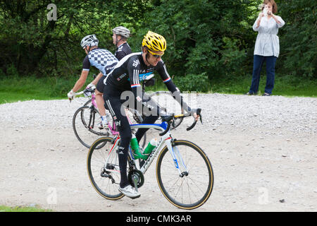 Bradley Wiggins, récent vainqueur du Tour de France et médaillée d'or aux Jeux Olympiques, laissant Wray dans le Lancashire, Royaume-Uni, sur son premier tour avec Brad sportive dans l'aide de la Fondation Bradley Wiggins le dimanche 19 août 2012. Banque D'Images