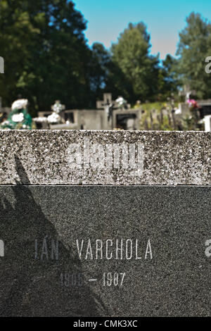 19 août 2012 Miková, Slovaquie, Europe - la pierre tombale dans le village ancestral de l'artiste américain Andy Warhol dont les parents étaient des émigrants de Mikó Rusyn (maintenant appelé Miková), situé dans le nord-est de la Slovaquie d'aujourd'hui. Dans le cimetière, vous pouvez trouver beaucoup de tombes de personnes avec des noms identiques à l'origine du nom d'Andy Warhol (Varchola). Certains d'entre eux sont probablement les parents éloignés de l'artiste, et le reste des tombes prouvent que ce nom a été très populaire dans ce village. La municipalité a une population d'environ 158 personnes. Banque D'Images
