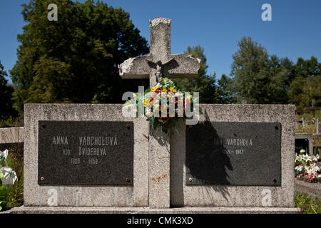 19 août 2012 Miková, Slovaquie, Europe - la pierre tombale dans le village ancestral de l'artiste américain Andy Warhol dont les parents étaient des émigrants de Mikó Rusyn (maintenant appelé Miková), situé dans le nord-est de la Slovaquie d'aujourd'hui. Dans le cimetière, vous pouvez trouver beaucoup de tombes de personnes avec des noms identiques à l'origine du nom d'Andy Warhol (Varchola). Certains d'entre eux sont probablement les parents éloignés de l'artiste, et le reste des tombes prouvent que ce nom a été très populaire dans ce village. La municipalité a une population d'environ 158 personnes. Banque D'Images