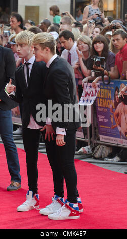 Zoufris maracas, John et Edward Grimes Keith Lemon, le Movie Film premiere Leicester Square, London UK Banque D'Images