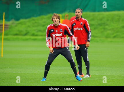 Sur la photo de gauche à droite : Nouvelles recrues Michu avec Chico Flores. Le mardi 21 août 2012 Re : Barclay's Premier League Swansea City Football Club formation à Llandarcy, dans le sud du Pays de Galles, Royaume-Uni. Credit : D Legakis / Alamy Live News Banque D'Images