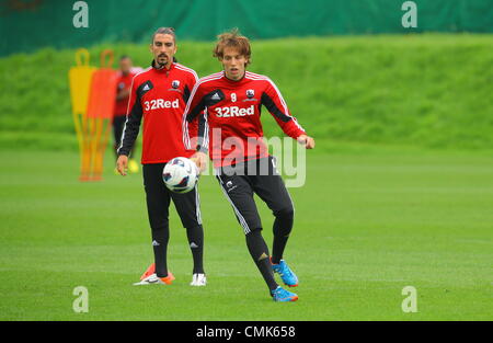 Sur la photo de gauche à droite : Nouvelles recrues Chico Flores et Michu. Le mardi 21 août 2012 Re : Barclay's Premier League Swansea City Football Club formation à Llandarcy, dans le sud du Pays de Galles, Royaume-Uni. Credit : D Legakis / Alamy Live News Banque D'Images