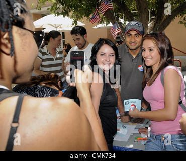 21 août 2012 - Albuquerque, NM, États-Unis - Janelle Edwards prend une photo de Jordanie Mowdy(à gauche) et Mikala Gallegos avec l'Acteur Kal Penn(de la Chambre et le film ''Harold et Kumar'') qui était sur le campus de l'Université du Nouveau Mexique dessouchage pour président Obama et le Parti démocrate. Mardi, 21 août, 2012. (Crédit Image : © Jim Thompson/Albuquerque Journal/ZUMAPRESS.com) Banque D'Images