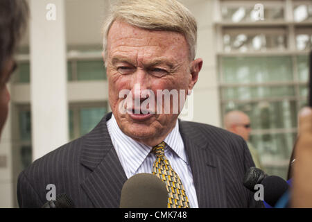 21 août 2012 - Phoenix, Arizona, États-Unis - JOHN J. Bouma, président de Snell et Wilmer, défendre l'entreprise Arizona dans le procès en cours entourant SB 1070, parle aux journalistes à l'issue d'une audience à Phoenix mercredi. Une poignée de manifestants attendaient à l'extérieur l'Sandra Day O'Connor, à Phoenix mercredi tandis que les avocats de l'American Civil Liberties Union (ACLU) et mexicain American Legal Defense and Education Fund (MALDEF) sparred avec des avocats de Maricopa Comté et l'état de l'Arizona sur la constitutionnalité de l'article 2B du SB 1070, l'Arizona est dure loi anti-immigrés. La plupart des Banque D'Images