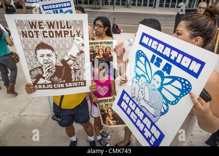 21 août 2012 - Phoenix, Arizona, États-Unis - Manifestants piquet la US Federal courthouse à Phoenix. Une poignée de manifestants attendaient à l'extérieur l'Sandra Day O'Connor, à Phoenix mercredi tandis que les avocats de l'American Civil Liberties Union (ACLU) et mexicain American Legal Defense and Education Fund (MALDEF) sparred avec des avocats de Maricopa Comté et l'état de l'Arizona sur la constitutionnalité de l'article 2B du SB 1070, l'Arizona est dure loi anti-immigrés. La plupart de la loi a été invalidée par la Cour suprême des États-Unis en juin, mais les juges ont laissé la section 2B Stand en attendant un examen plus approfondi. E Banque D'Images