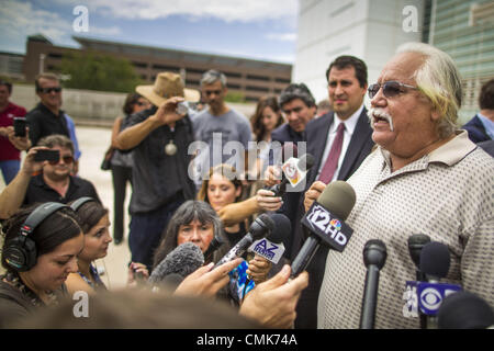 21 août 2012 - Phoenix, Arizona, États-Unis - SALVADOR REZA, un Phoenix militants des droits civils, parle de profilage racial par Phoenix de la loi durant une conférence de presse au sujet de l'application de SB 1070 dans Phoenx. Une poignée de manifestants attendaient à l'extérieur l'Sandra Day O'Connor, à Phoenix mercredi tandis que les avocats de l'American Civil Liberties Union (ACLU) et mexicain American Legal Defense and Education Fund (MALDEF) sparred avec des avocats de Maricopa Comté et l'état de l'Arizona sur la constitutionnalité de l'article 2B du SB 1070, l'Arizona est dure loi anti-immigrés. La plupart d'e Banque D'Images