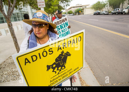 21 août 2012 - Phoenix, Arizona, États-Unis - Manifestants piquet la US Federal courthouse à Phoenix. Une poignée de manifestants attendaient à l'extérieur l'Sandra Day O'Connor, à Phoenix mercredi tandis que les avocats de l'American Civil Liberties Union (ACLU) et mexicain American Legal Defense and Education Fund (MALDEF) sparred avec des avocats de Maricopa Comté et l'état de l'Arizona sur la constitutionnalité de l'article 2B du SB 1070, l'Arizona est dure loi anti-immigrés. La plupart de la loi a été invalidée par la Cour suprême des États-Unis en juin, mais les juges ont laissé la section 2B Stand en attendant un examen plus approfondi. E Banque D'Images