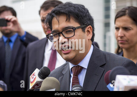 21 août 2012 - Phoenix, Arizona, États-Unis - VICTOR VIRAMONTES, national senior counsel pour MALDEF lors d'une conférence de presse après une audience à la cour nous à Phoenix. Une poignée de manifestants attendaient à l'extérieur l'Sandra Day O'Connor, à Phoenix mercredi tandis que les avocats de l'American Civil Liberties Union (ACLU) et mexicain American Legal Defense and Education Fund (MALDEF) sparred avec des avocats de Maricopa Comté et l'état de l'Arizona sur la constitutionnalité de l'article 2B du SB 1070, l'Arizona est dure loi anti-immigrés. La plupart de la loi a été invalidée par la Cour suprême des États-Unis en juin, Banque D'Images