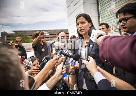 21 août 2012 - Phoenix, Arizona, États-Unis - KAREN TUMLIN, la gestion de l'avocat Immigration Law Centre, répond aux questions des journalistes lors d'une conférence de presse devant le palais de justice de nous à Phoenix. Une poignée de manifestants attendaient à l'extérieur l'Sandra Day O'Connor, à Phoenix mercredi tandis que les avocats de l'American Civil Liberties Union (ACLU) et mexicain American Legal Defense and Education Fund (MALDEF) sparred avec des avocats de Maricopa Comté et l'état de l'Arizona sur la constitutionnalité de l'article 2B du SB 1070, l'Arizona est dure loi anti-immigrés. La plupart de la loi a été Banque D'Images