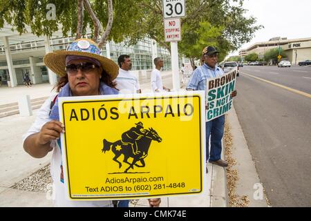 21 août 2012 - Phoenix, Arizona, États-Unis - Manifestants piquet la US Federal courthouse à Phoenix. Une poignée de manifestants attendaient à l'extérieur l'Sandra Day O'Connor, à Phoenix mercredi tandis que les avocats de l'American Civil Liberties Union (ACLU) et mexicain American Legal Defense and Education Fund (MALDEF) sparred avec des avocats de Maricopa Comté et l'état de l'Arizona sur la constitutionnalité de l'article 2B du SB 1070, l'Arizona est dure loi anti-immigrés. La plupart de la loi a été invalidée par la Cour suprême des États-Unis en juin, mais les juges ont laissé la section 2B Stand en attendant un examen plus approfondi. E Banque D'Images