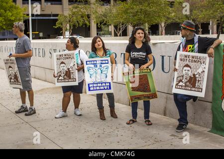 21 août 2012 - Phoenix, Arizona, États-Unis - Manifestants piquet la US Federal courthouse à Phoenix. Une poignée de manifestants attendaient à l'extérieur l'Sandra Day O'Connor, à Phoenix mercredi tandis que les avocats de l'American Civil Liberties Union (ACLU) et mexicain American Legal Defense and Education Fund (MALDEF) sparred avec des avocats de Maricopa Comté et l'état de l'Arizona sur la constitutionnalité de l'article 2B du SB 1070, l'Arizona est dure loi anti-immigrés. La plupart de la loi a été invalidée par la Cour suprême des États-Unis en juin, mais les juges ont laissé la section 2B Stand en attendant un examen plus approfondi. E Banque D'Images