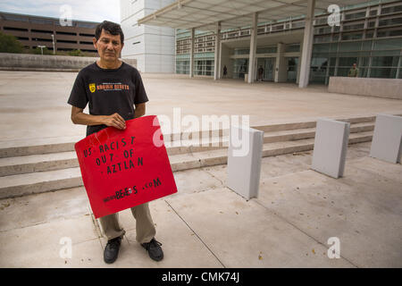 21 août 2012 - Phoenix, Arizona, États-Unis - un manifestant se place en avant de la US Federal courthouse à Phoenix. Une poignée de manifestants attendaient à l'extérieur l'Sandra Day O'Connor, à Phoenix mercredi tandis que les avocats de l'American Civil Liberties Union (ACLU) et mexicain American Legal Defense and Education Fund (MALDEF) sparred avec des avocats de Maricopa Comté et l'état de l'Arizona sur la constitutionnalité de l'article 2B du SB 1070, l'Arizona est dure loi anti-immigrés. La plupart de la loi a été invalidée par la Cour suprême des États-Unis en juin, mais les juges ont laissé la section 2B Stand en attendant furth Banque D'Images