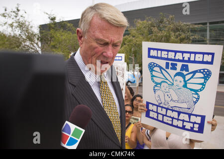 21 août 2012 - Phoenix, Arizona, États-Unis - JOHN J. Bouma, président de Snell et Wilmer, défendre l'entreprise Arizona dans le procès en cours entourant SB 1070, parle à un journaliste d'UNIVISION tandis qu'il passe devant les manifestants après une audience tenue à Phoenix mercredi. Une poignée de manifestants attendaient à l'extérieur l'Sandra Day O'Connor, à Phoenix mercredi tandis que les avocats de l'American Civil Liberties Union (ACLU) et mexicain American Legal Defense and Education Fund (MALDEF) sparred avec des avocats de Maricopa Comté et l'état de l'Arizona sur la constitutionnalité de l'article 2B du SB 1070, Banque D'Images