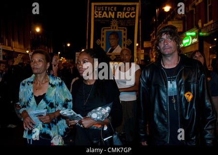 Londres, Royaume-Uni. 21/08/12. Samantha-David Rigg (centre), soeur de Sean Rigg, qui est mort alors qu'en garde à vue, est rejoint par les membres de la communauté, les manifestants et les militants pour la justice comme elle marche jusqu'à Brixton Station de police pour tenir une minutes de silence. Banque D'Images