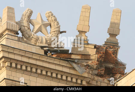 19 novembre 2007 - Moscou, Russie - l'architecture stalinienne (l'empire de Staline ou de style néo-renaissance de Staline), également appelé gothique stalinien, ou classicisme socialiste, est un terme donné à l'architecture de l'Union soviétique sous la direction de Joseph Staline...l'architecture stalinienne est associé à l'école du réalisme socialiste de l'art et l'architecture...sur la photo : l'empire de Staline gratte-ciel de style bâtiment de l'hôtel Ukraina (Ukraine) à Moscou. L'un des tour en ruine de l'hôtel avant la reconstruction. (Crédit Image : © PhotoXpress/ZUMAPRESS.com) Banque D'Images