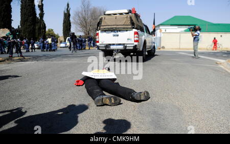 22 août 2012. VENTERSDORP, AFRIQUE DU SUD : des partisans du chef de l'AWB Eugène Terre'Blanche faites glisser une effigie de Chris Mahlangu extérieur, comme lui et son co-accusé Patrick Ndlovu comparaître en cour pour la détermination de la peine le 22 août 2012 en lien avec le meurtre du leader de l'AWB Ventersdorp, Afrique du Sud. Mahlangu a reçu une peine de prison à vie pour son rôle dans le meurtre, tandis que Ndlovu a obtenu un sursis de deux ans. (Photo par Gallo Images / Foto24 / Loanna Hoffman/Alamy Live News) Banque D'Images