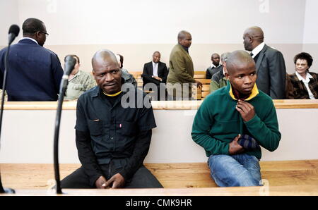 22 août 2012. VENTERSDORP, AFRIQUE DU SUD : Chris Mahlangu et son co-accusé Patrick Ndlovu comparaître en cour pour la détermination de la peine le 22 août 2012 en lien avec le meurtre de l'AWB Leader Eugène Terre'Blanche dans le Ventersdorp, Afrique du Sud. Mahlangu a reçu une peine de prison à vie pour son rôle dans le meurtre, tandis que Ndlovu a obtenu un sursis de deux ans. (Photo par Gallo Images / Foto24 / Loanna Hoffman/Alamy Live News) Banque D'Images