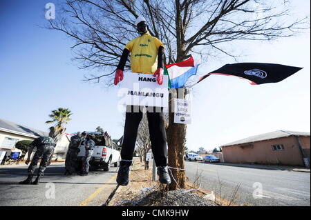 22 août 2012. VENTERSDORP, AFRIQUE DU SUD : une effigie de Chris Mahlangu se bloque à l'extérieur comme lui et son co-accusé Patrick Ndlovu comparaître en cour pour la détermination de la peine le 22 août 2012 en lien avec le meurtre de l'AWB Leader Eugène Terre'Blanche dans le Ventersdorp, Afrique du Sud. Mahlangu a reçu une peine de prison à vie pour son rôle dans le meurtre, tandis que Ndlovu a obtenu un sursis de deux ans. (Photo par Gallo Images / Foto24 / Loanna Hoffman/Alamy Live News) Banque D'Images