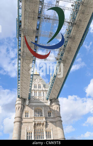 Tower Bridge, Londres, Royaume-Uni. 22 août 2012. L'Agitos, le symbole officiel de les Jeux Paralympiques de 2012 est placée sur le Tower Bridge à Londres avant le début des Jeux Paralympiques. Crédit : Matthieu Chattle / Alamy Live News Banque D'Images