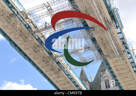 Tower Bridge, Londres, Royaume-Uni. 22 août 2012. L'Agitos, le symbole officiel de les Jeux Paralympiques de 2012 est placée sur le Tower Bridge à Londres avant le début des Jeux Paralympiques. Crédit : Matthieu Chattle / Alamy Live News Banque D'Images