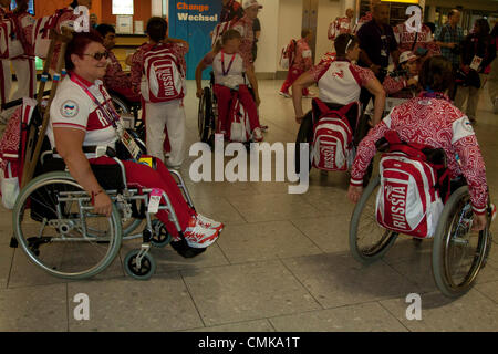 Le 22 août, 2012. London UK. Les athlètes de l'équipe paralympique russe commencent à arriver à l'aéroport d'Heathrow avant les Jeux Paralympiques de Londres 2012. Credit : amer ghazzal / Alamy Live News Banque D'Images