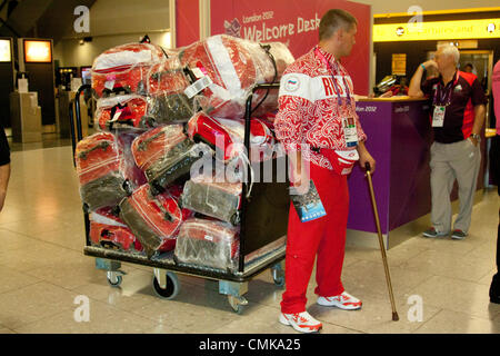 Le 22 août, 2012. London UK. Les athlètes de l'équipe paralympique russe commencent à arriver à l'aéroport d'Heathrow avant les Jeux Paralympiques de Londres 2012. Credit : amer ghazzal / Alamy Live News Banque D'Images