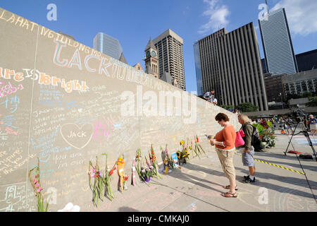 Le 22 août 2012 - Toronto, Canada - un mémorial qui a eu lieu sur le premier anniversaire de l'ancien chef du NPD Jack Layton au Nathan Phillips Square à l'extérieur de l'Hôtel de Ville de Toronto couverts avec des messages à la craie sur le mur et sol. (DCP/N8N) Banque D'Images