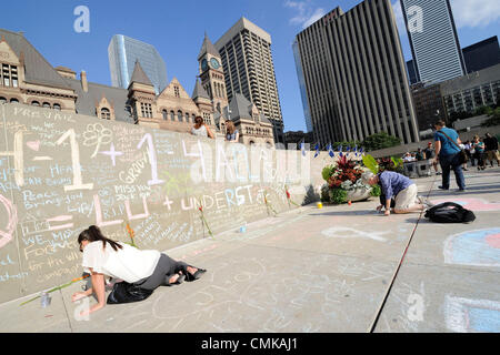 Le 22 août 2012 - Toronto, Canada - un mémorial qui a eu lieu sur le premier anniversaire de l'ancien chef du NPD Jack Layton au Nathan Phillips Square à l'extérieur de l'Hôtel de Ville de Toronto couverts avec des messages à la craie sur le mur et sol. (DCP/N8N) Banque D'Images