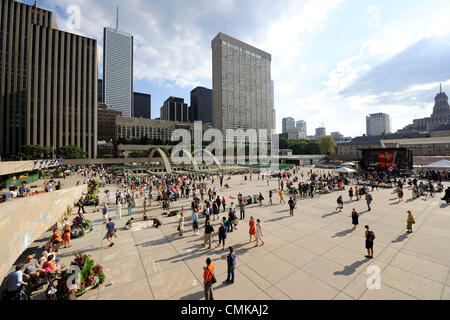 Le 22 août 2012 - Toronto, Canada - un mémorial qui a eu lieu sur le premier anniversaire de l'ancien chef du NPD Jack Layton au Nathan Phillips Square à l'extérieur de l'Hôtel de Ville de Toronto couverts avec des messages à la craie sur le mur et sol. (DCP/N8N) Banque D'Images