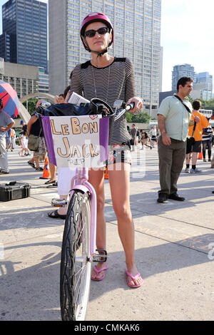 Le 22 août 2012 - Toronto, Canada - un mémorial qui a eu lieu sur le premier anniversaire de l'ancien chef du NPD Jack Layton au Nathan Phillips Square à l'extérieur de l'Hôtel de Ville de Toronto couverts avec des messages à la craie sur le mur et sol. (DCP/N8N) Banque D'Images